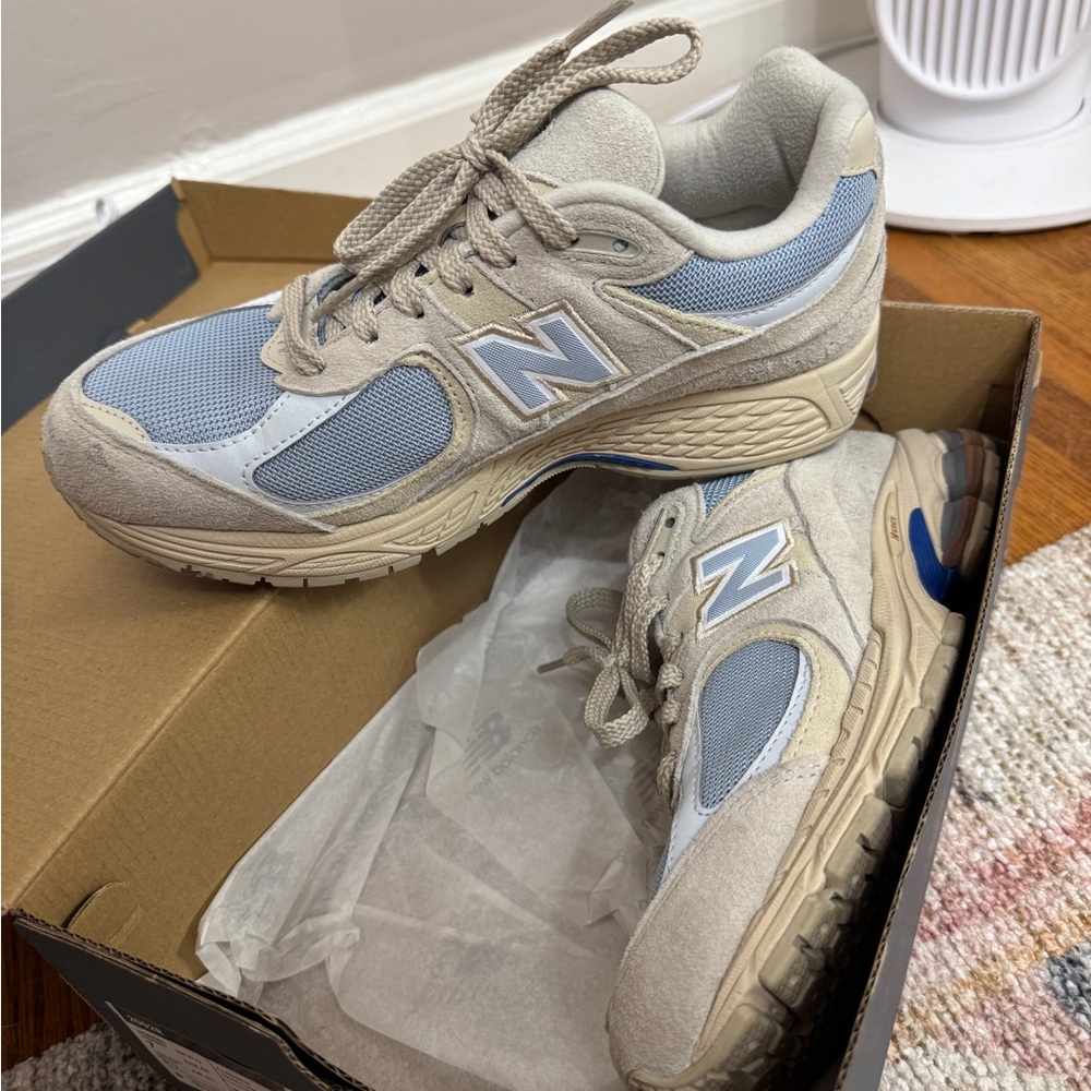 New Balance 2002r women’s 8.5 men’s 7